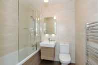 In-room Bathroom Stylish two Bedroom Apartment in Inverurie, Scotland