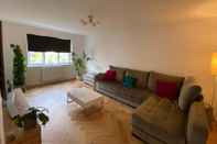 Common Space Beautiful 4 Bedroom 3 Beds House in Glasgow