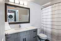 Toilet Kamar Novlan Suite by Revelstoke Vacations