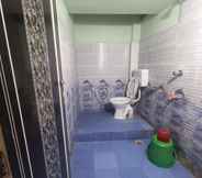 In-room Bathroom 4 Goroomgo Nilachal Nibas Swargadwar Puri