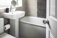 Toilet Kamar Comfortable 3-bed House in Coventry