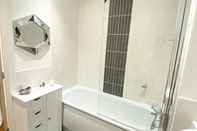 In-room Bathroom Captivating 1-bed Apartment in Barking