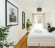 Kamar Tidur 7 Contemporary 2BD Flat With Balcony - Hackney Downs