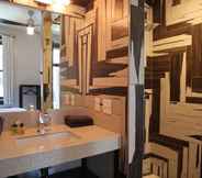 Phòng tắm bên trong 7 Delightful En Suite Studio