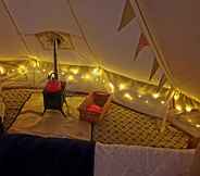 Phòng ngủ 7 Luxury 5m Bell Tent With log Burner Near Whitby