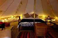 ห้องนอน Luxury 5m Bell Tent With log Burner Near Whitby