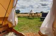 พื้นที่สาธารณะ 3 Luxury 5m Bell Tent With log Burner Near Whitby