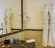 In-room Bathroom 4 Hotel International Iasi