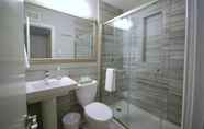 Toilet Kamar 7 The Big Awesome 2BR 1BA Condo E - Includes Bi-weekly Cleanings w Linen Change