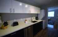Kamar Tidur 6 The Big Awesome 2BR 1BA Condo E - Includes Bi-weekly Cleanings w Linen Change