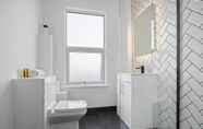 In-room Bathroom 6 Victoria House by Kasar