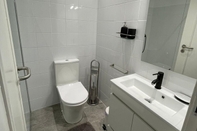 In-room Bathroom Oeiras Balcony by Homing