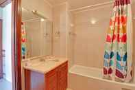 In-room Bathroom Monte Gordo Beachview 1 by Homing