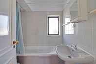 Toilet Kamar Vilamoura Central 1 by Homing