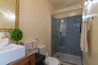 In-room Bathroom Faro Airport Flat 4 by Homing