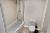 In-room Bathroom Inviting 6-bed House in Nuneaton