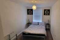 Bedroom Inviting 6-bed House in Nuneaton