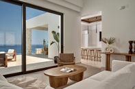 Ruang Umum Design 3-bed Villa With Infinity Pool in Zakynthos