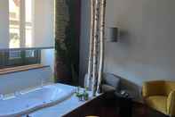 Toilet Kamar Suite Ursino B&B