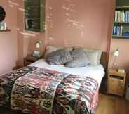 Kamar Tidur 5 Stylish 1 Bedroom Apartment in Vibrant London Fields