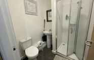 In-room Bathroom 4 Bv Comfy Budget Studio At Quebec Street Bradford