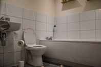 Toilet Kamar BV Lush Apartment At Conditioning House Bradford