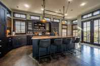 Bar, Kafe, dan Lounge The Turnbull House by Boutiq