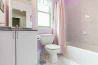 In-room Bathroom 917 S 8th St Stylish 3 Bedroom Home in Bella Vista