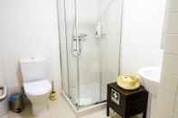 In-room Bathroom Liiiving - Historic Clérigos Studio - 3B