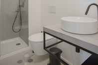 Toilet Kamar Liiiving -Luxury Beachfront Apartment II