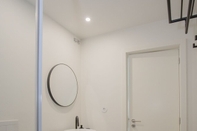 In-room Bathroom Liiiving -Luxury Beachfront Apartment IV