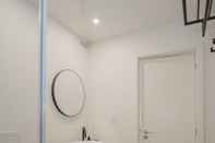 Toilet Kamar Liiiving -Luxury Beachfront Apartment IV