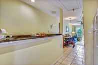 Lobby A Barefoot Retreat by Avantstay Great Location w/ Patio, Outdoor Dining and Shared Pool! Week Long Stays