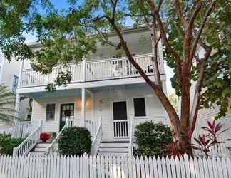 Exterior 2 A Little Slice Of Paradise by Avantstay Communal Pool, Screened in Porch, Great Location! Month Long Stays