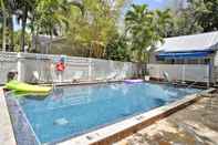 Swimming Pool Ibis by Avantstay Close to Duval Street w/ Shared Pool Month Long Stays Only