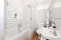 In-room Bathroom Cosy two Bedrooom Cottage, set in a Dorset Village