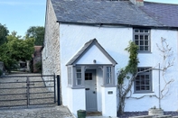 Exterior Cosy two Bedrooom Cottage, set in a Dorset Village