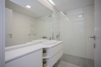 In-room Bathroom Liiiving-Luxury RiverView Apartment VIII