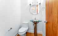 Toilet Kamar 6 Off the Hook by Beachside Management