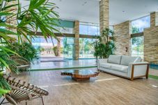 Lobby Belo Apartamento em Condom nio com Piscina