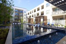 Kolam Renang Dream Suites at River East