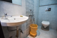 In-room Bathroom Hotel Mayur Palace
