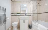 Toilet Kamar 5 Roomspace Apartments - Nevis Court