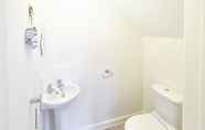 Toilet Kamar 6 Host Stay Coach House Retreat