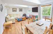Common Space 2 Host Stay Willow Lodge