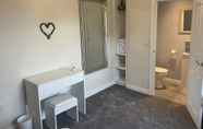 Toilet Kamar 5 Beautiful 3-bed House in Sunny Killough Down