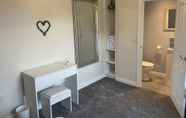 ห้องน้ำภายในห้อง 5 Beautiful 3-bed House in Sunny Killough Down