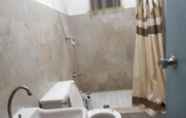 Toilet Kamar 5 Shane Hotel