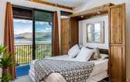 Phòng ngủ 7 Lake View Ski Chalet