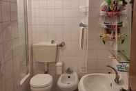 Bilik Mandi dalam Bilik Cosy 1-bed Apartment Good Amenities in Seixal